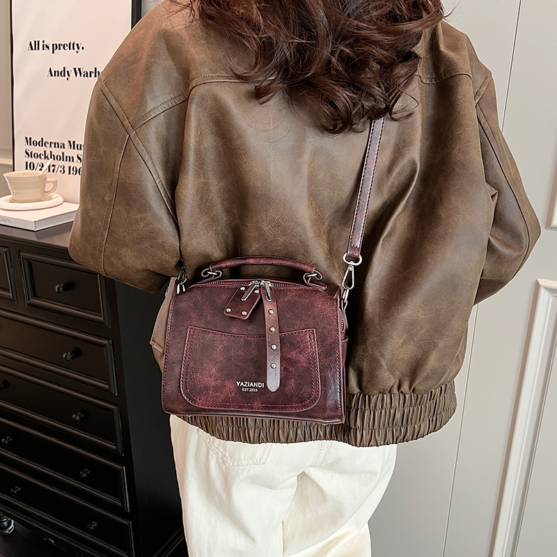 Women's Pu Leather Solid Color Basic Vintage Style Sewing Thread Square Zipper Shoulder Bag display picture 9