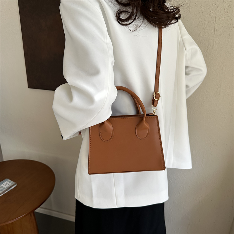 Women's Pu Leather Solid Color Basic Vintage Style Square Zipper Shoulder Bag Handbag Crossbody Bag display picture 1
