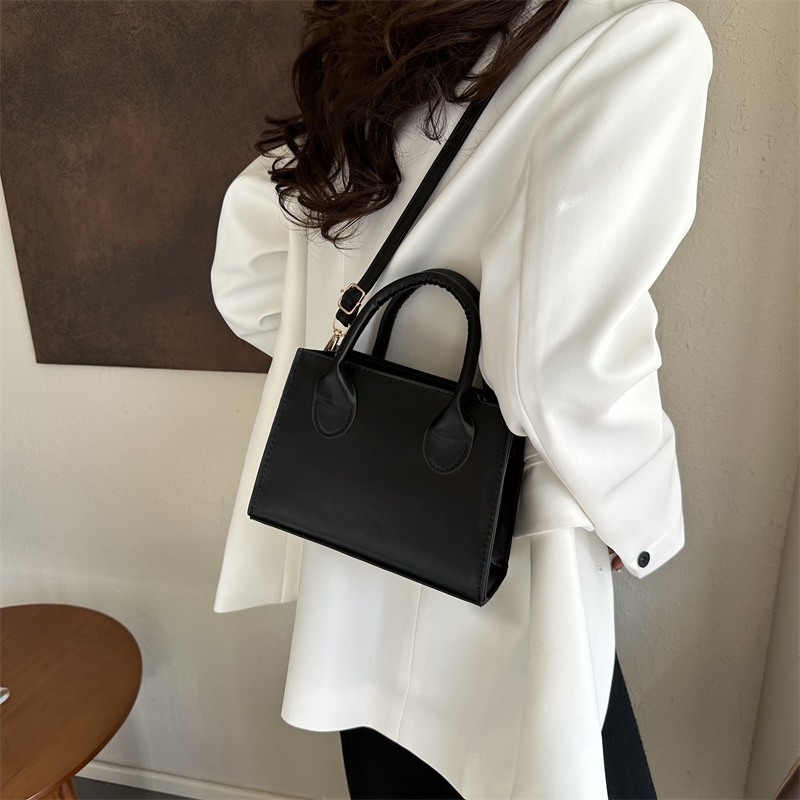 Women's Pu Leather Solid Color Basic Vintage Style Square Zipper Shoulder Bag Handbag Crossbody Bag display picture 2