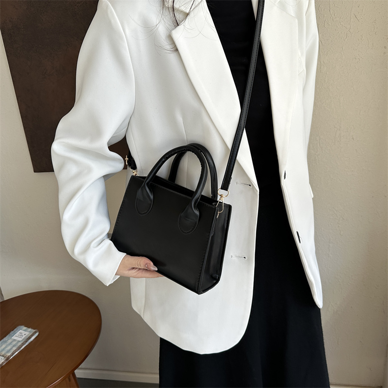 Women's Pu Leather Solid Color Basic Vintage Style Square Zipper Shoulder Bag Handbag Crossbody Bag display picture 3