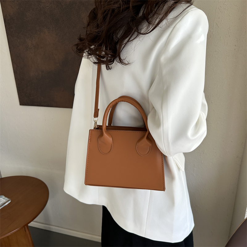 Women's Pu Leather Solid Color Basic Vintage Style Square Zipper Shoulder Bag Handbag Crossbody Bag display picture 5