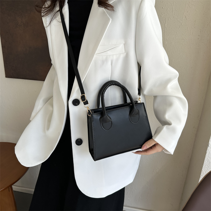 Women's Pu Leather Solid Color Basic Vintage Style Square Zipper Shoulder Bag Handbag Crossbody Bag display picture 9