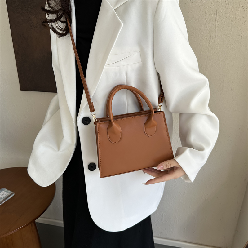 Women's Pu Leather Solid Color Basic Vintage Style Square Zipper Shoulder Bag Handbag Crossbody Bag display picture 4