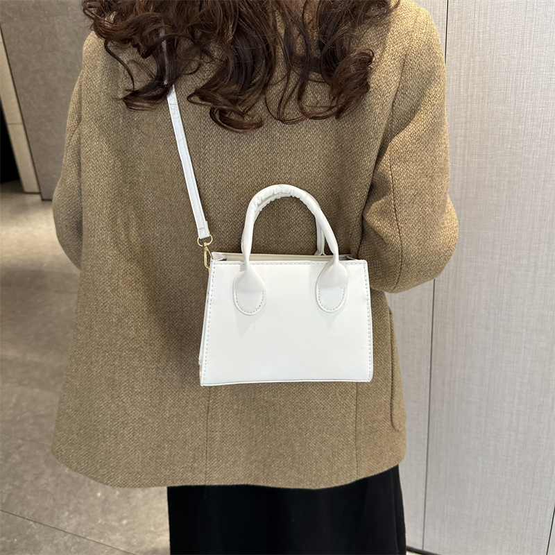 Women's Pu Leather Solid Color Basic Vintage Style Square Zipper Shoulder Bag Handbag Crossbody Bag display picture 11