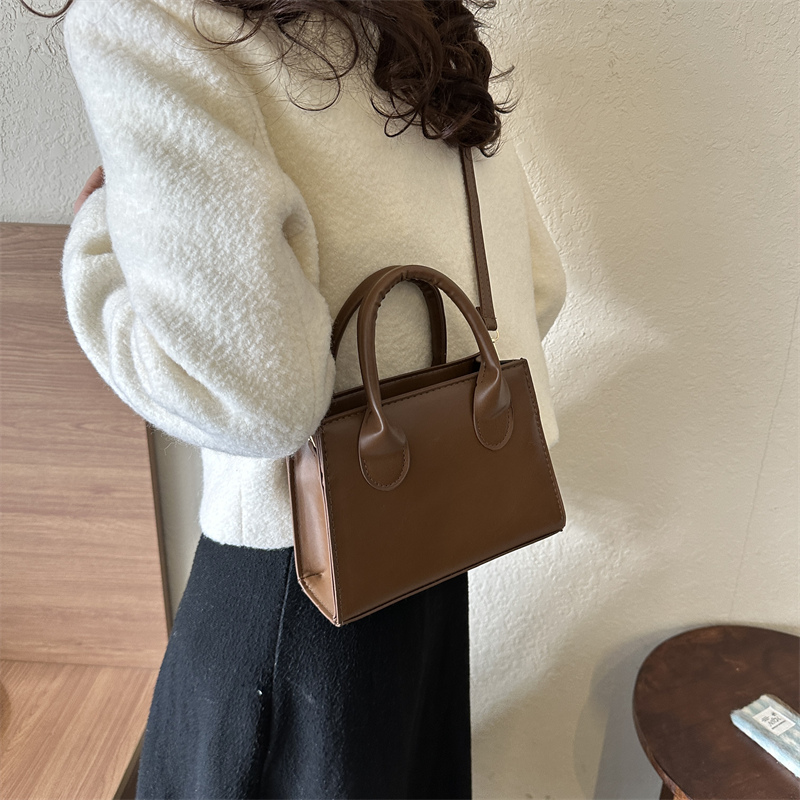 Women's Pu Leather Solid Color Basic Vintage Style Square Zipper Shoulder Bag Handbag Crossbody Bag display picture 8