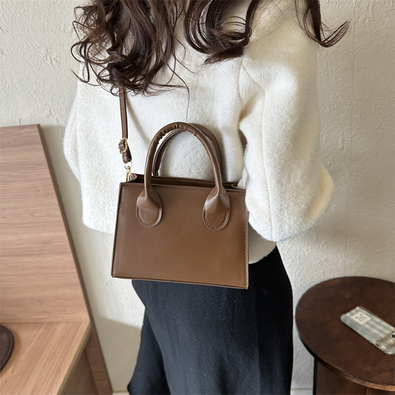 Women's Pu Leather Solid Color Basic Vintage Style Square Zipper Shoulder Bag Handbag Crossbody Bag display picture 7
