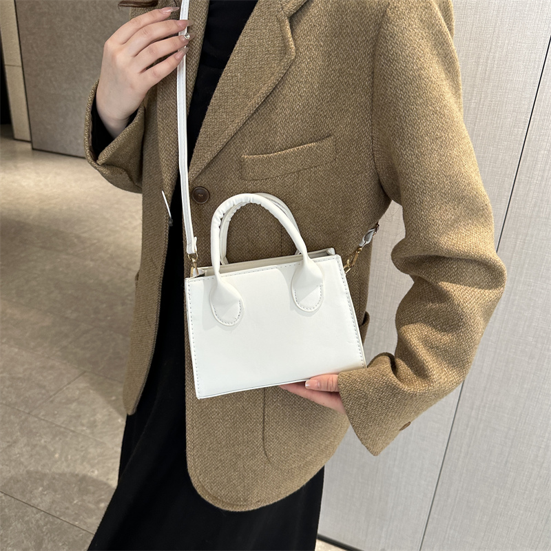 Women's Pu Leather Solid Color Basic Vintage Style Square Zipper Shoulder Bag Handbag Crossbody Bag display picture 12