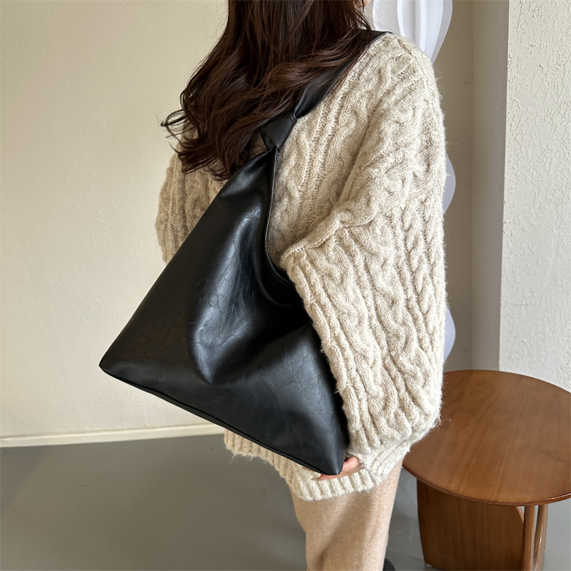 Women's Pu Leather Solid Color Vintage Style Square Magnetic Buckle Shoulder Bag display picture 1