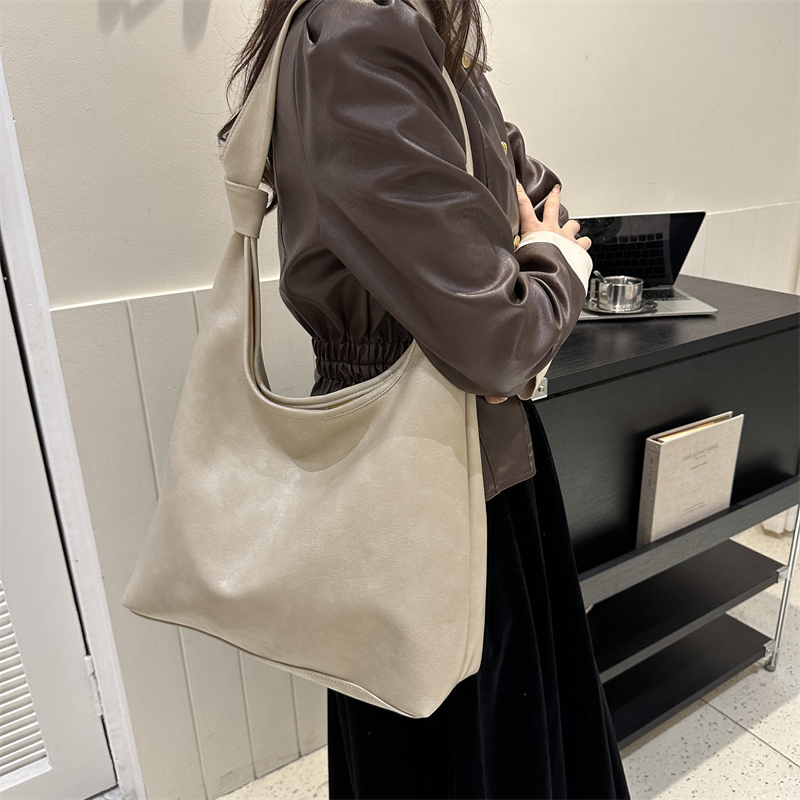 Women's Pu Leather Solid Color Vintage Style Square Magnetic Buckle Shoulder Bag display picture 5