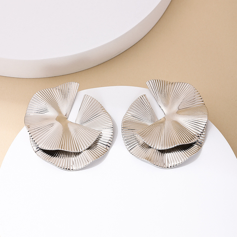 1 Piece Elegant Modern Style Geometric Pleated Alloy Ear Studs display picture 1
