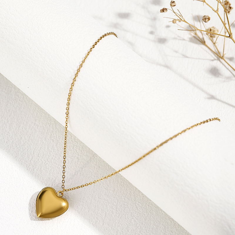 Simple Style Heart Shape Stainless Steel Three-dimensional 18k Gold Plated Pendant Necklace display picture 3