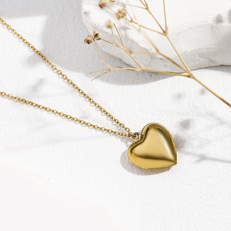 Simple Style Heart Shape Stainless Steel Three-dimensional 18k Gold Plated Pendant Necklace display picture 4