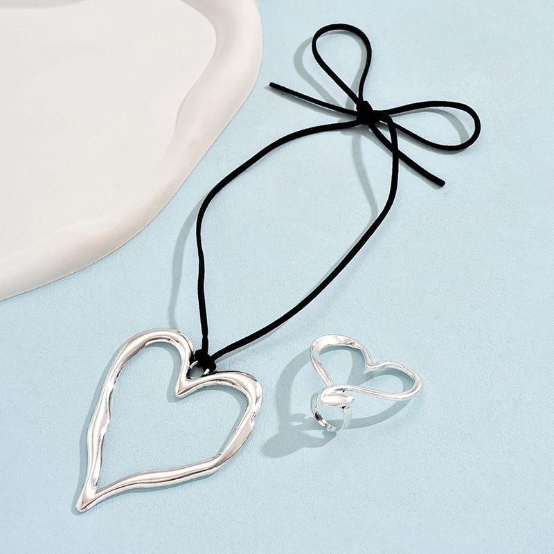 Retro Exaggerated Heart Shape Alloy Plating Silver Plated Women's Rings Necklace display picture 3