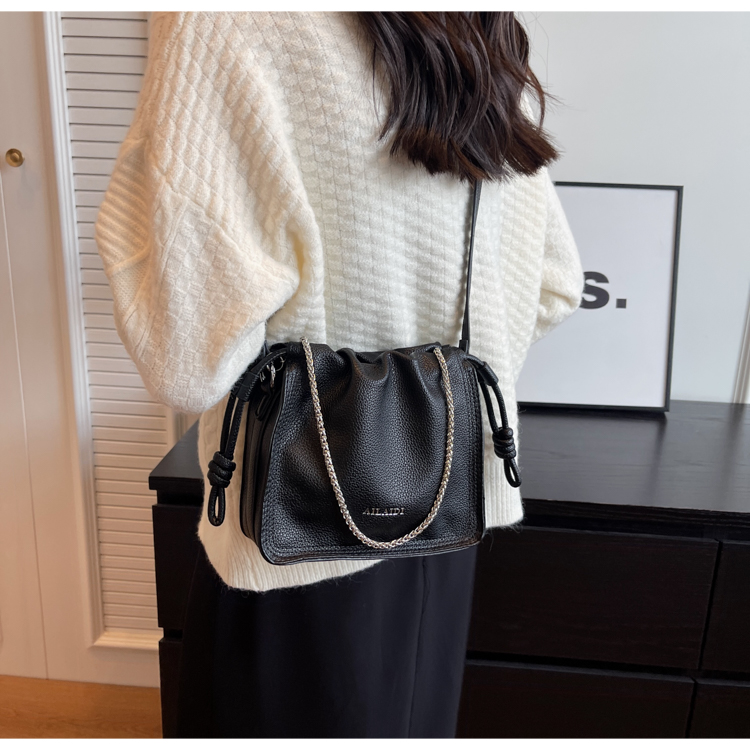 Women's Pu Leather Solid Color Basic Classic Style Sewing Thread Square Magnetic Buckle Crossbody Bag display picture 9