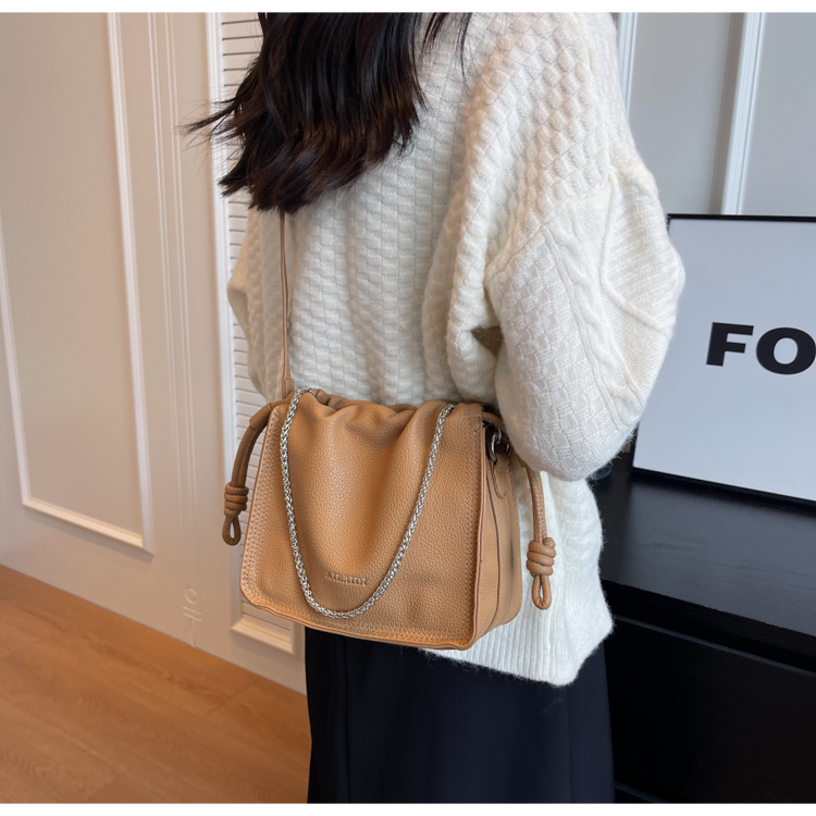 Women's Pu Leather Solid Color Basic Classic Style Sewing Thread Square Magnetic Buckle Crossbody Bag display picture 12