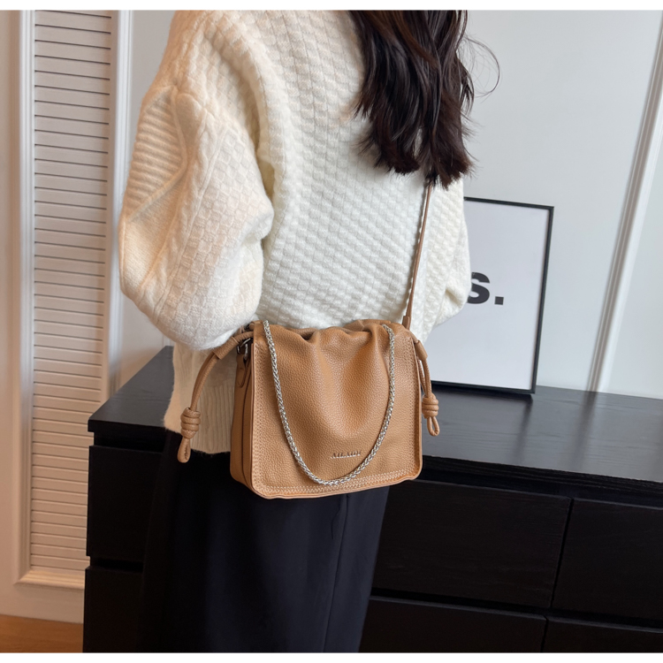 Women's Pu Leather Solid Color Basic Classic Style Sewing Thread Square Magnetic Buckle Crossbody Bag display picture 13