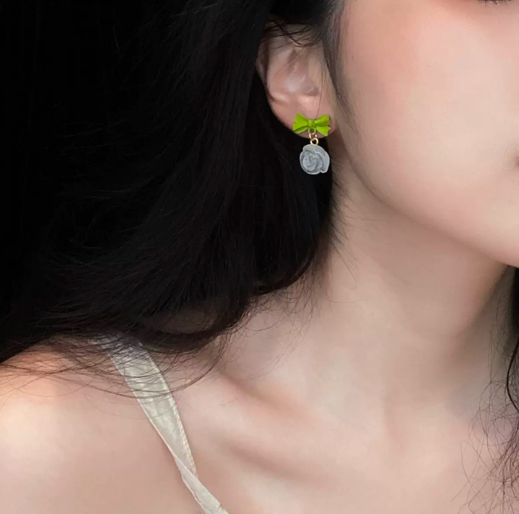1 Pair Elegant Korean Style Flower Arylic Drop Earrings display picture 3