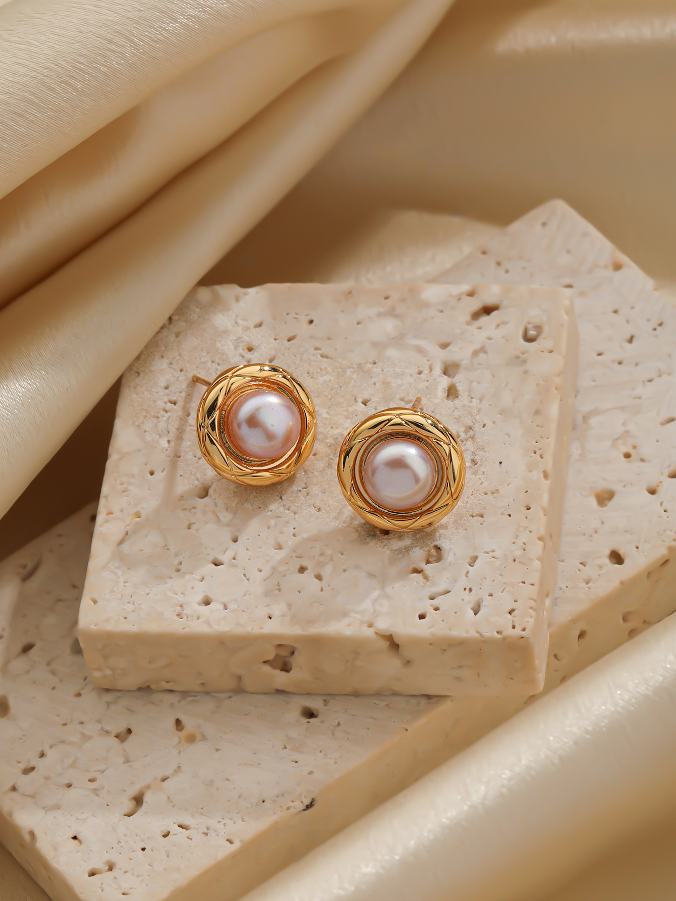1 Pair Casual Elegant Geometric Inlay Artificial Pearl Copper Pearl 18k Gold Plated Ear Studs display picture 6