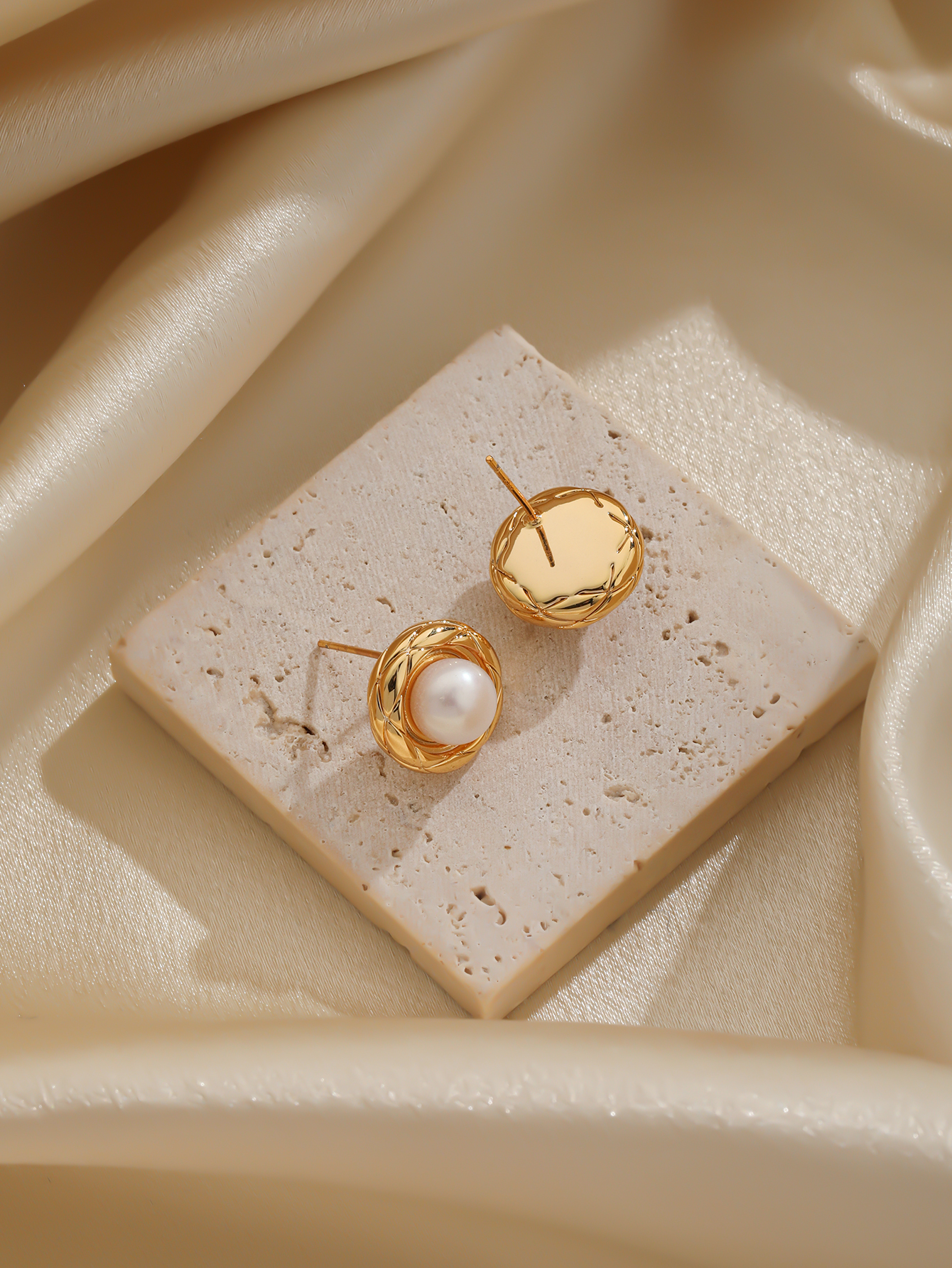 1 Paar Lässig Elegant Geometrisch Inlay Künstliche Perle Kupfer Perle 18 Karat Vergoldet Ohrstecker display picture 5