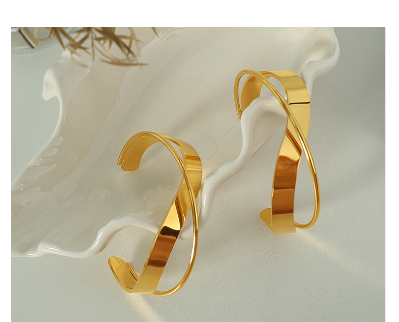 Modern Style Commute Irregular Solid Color Titanium Steel Plating 18k Gold Plated Bangle display picture 8