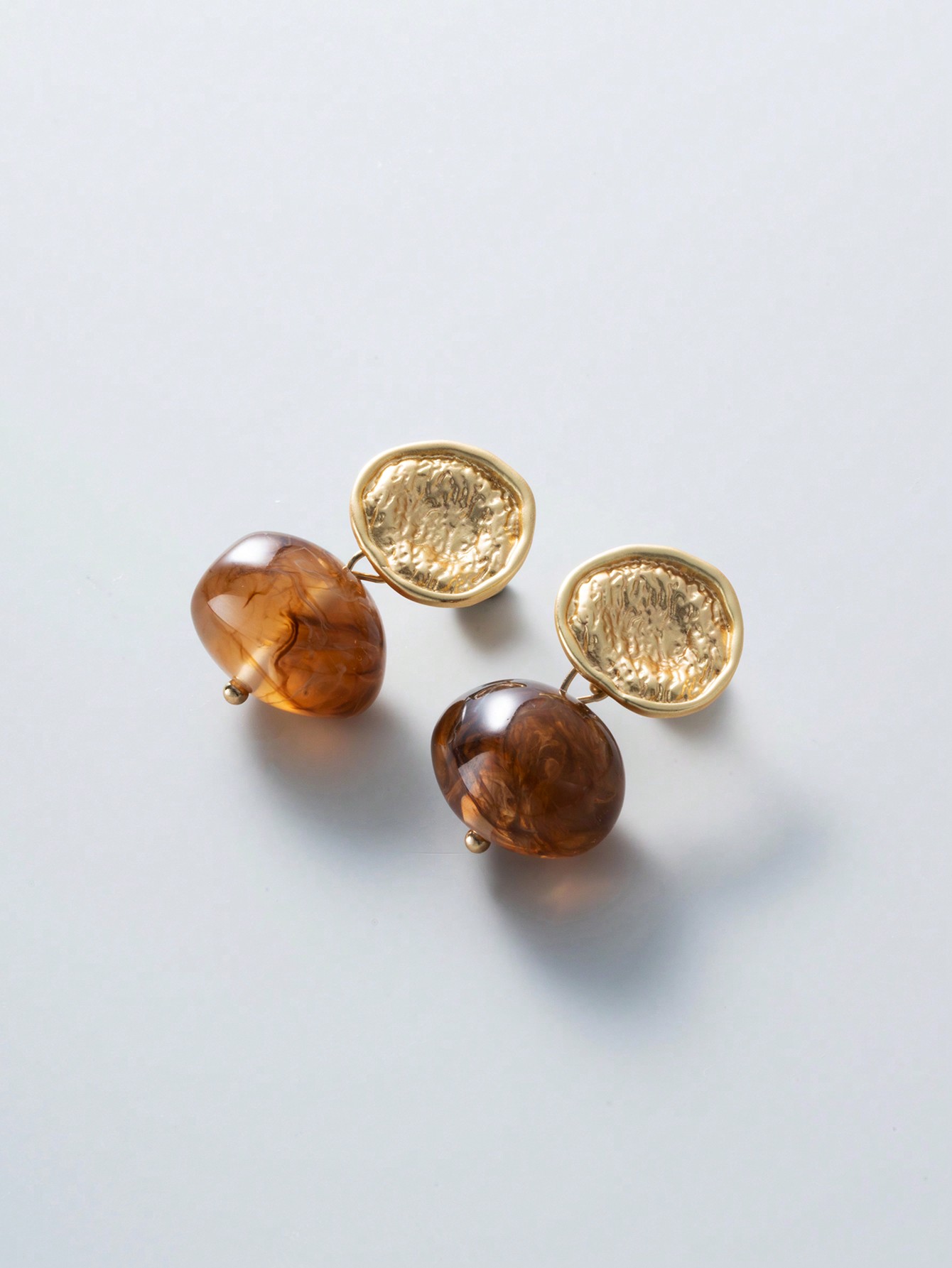 1 Pair Elegant Vintage Style Irregular Enamel Pearl Plating Alloy Resin Gold Plated Drop Earrings display picture 1