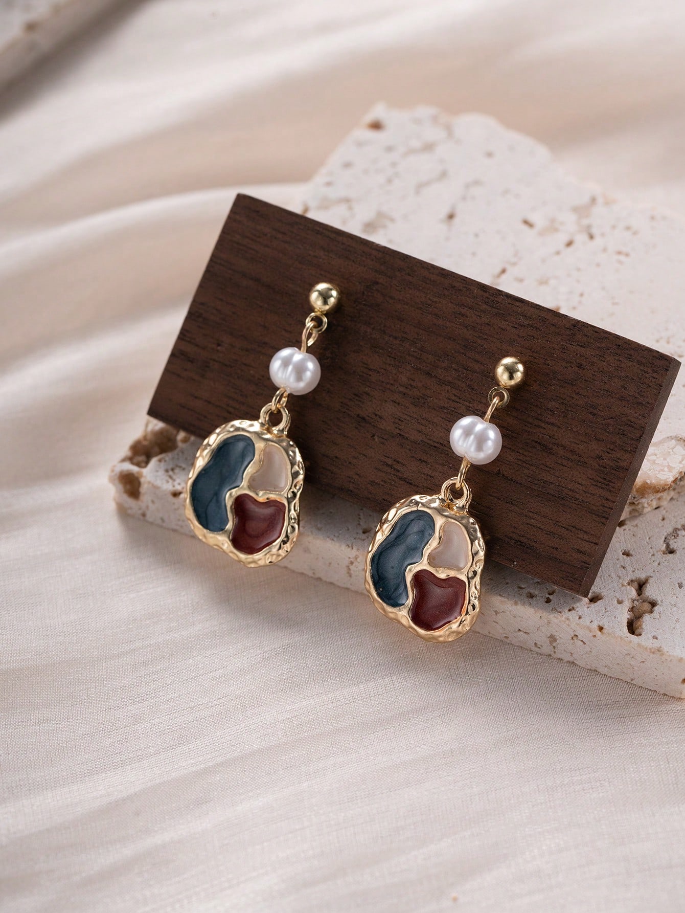 1 Pair Elegant Vintage Style Irregular Enamel Pearl Plating Alloy Resin Gold Plated Drop Earrings display picture 5