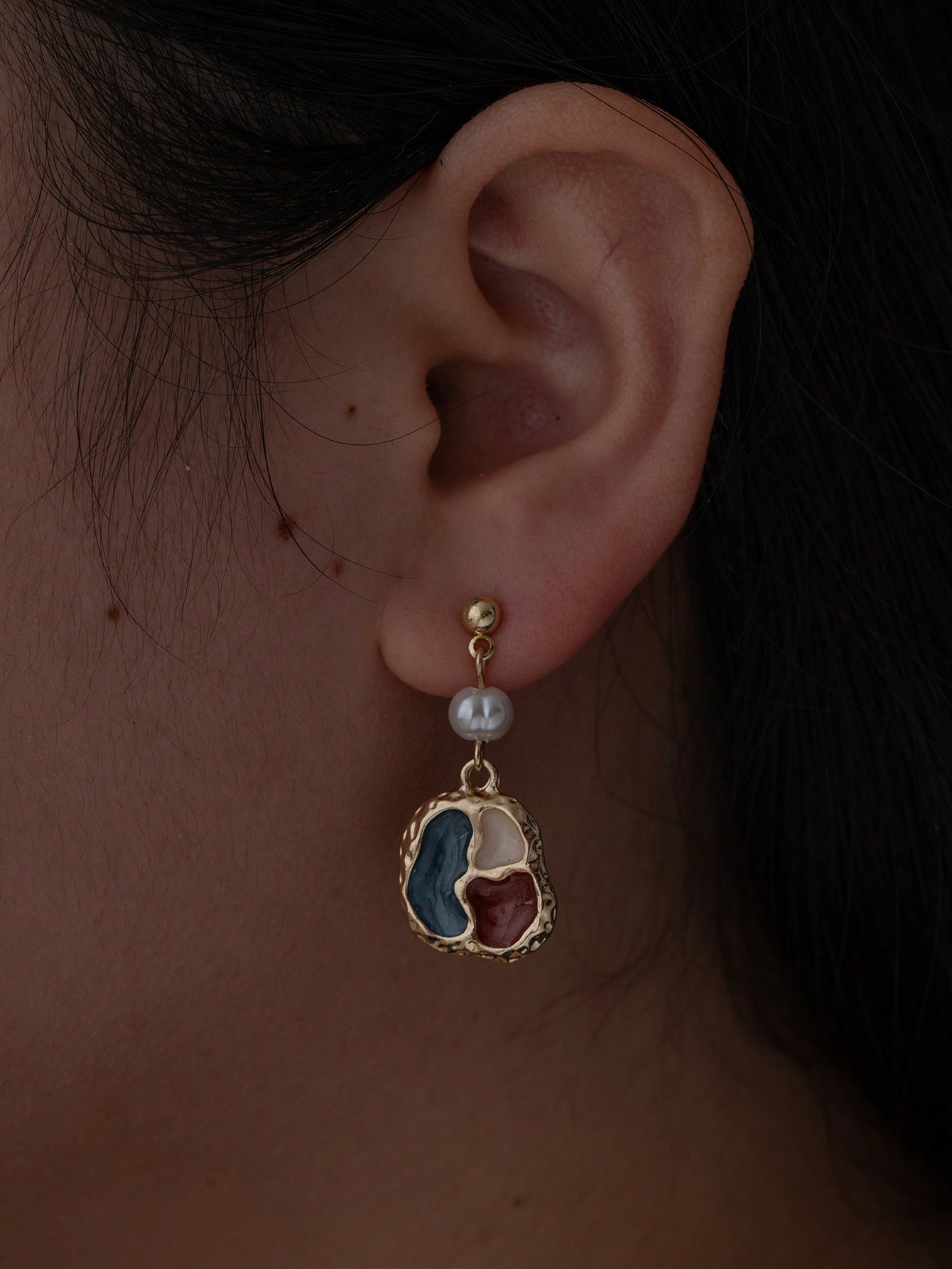 1 Pair Elegant Vintage Style Irregular Enamel Pearl Plating Alloy Resin Gold Plated Drop Earrings display picture 6