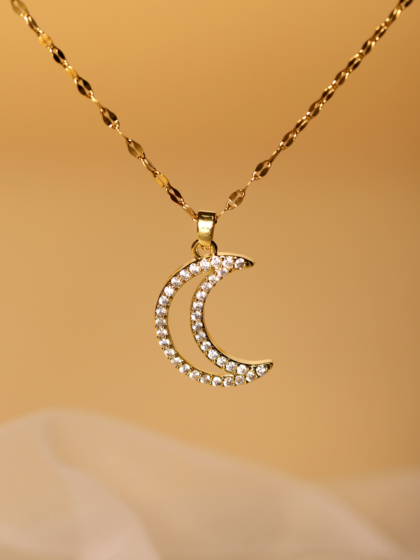 Elegant Glam Luxurious Moon Stainless Steel Plating Hollow Out Inlay Zircon 18k Gold Plated Pendant Necklace display picture 3