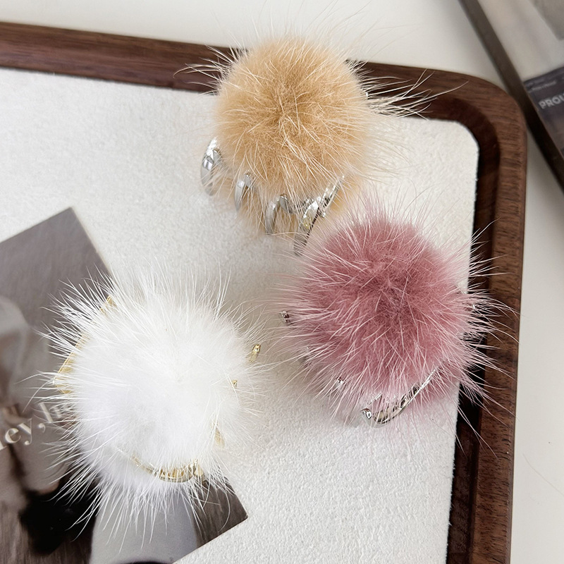 Women's Simple Style Solid Color Alloy Hairball Plating Hair Claws display picture 2