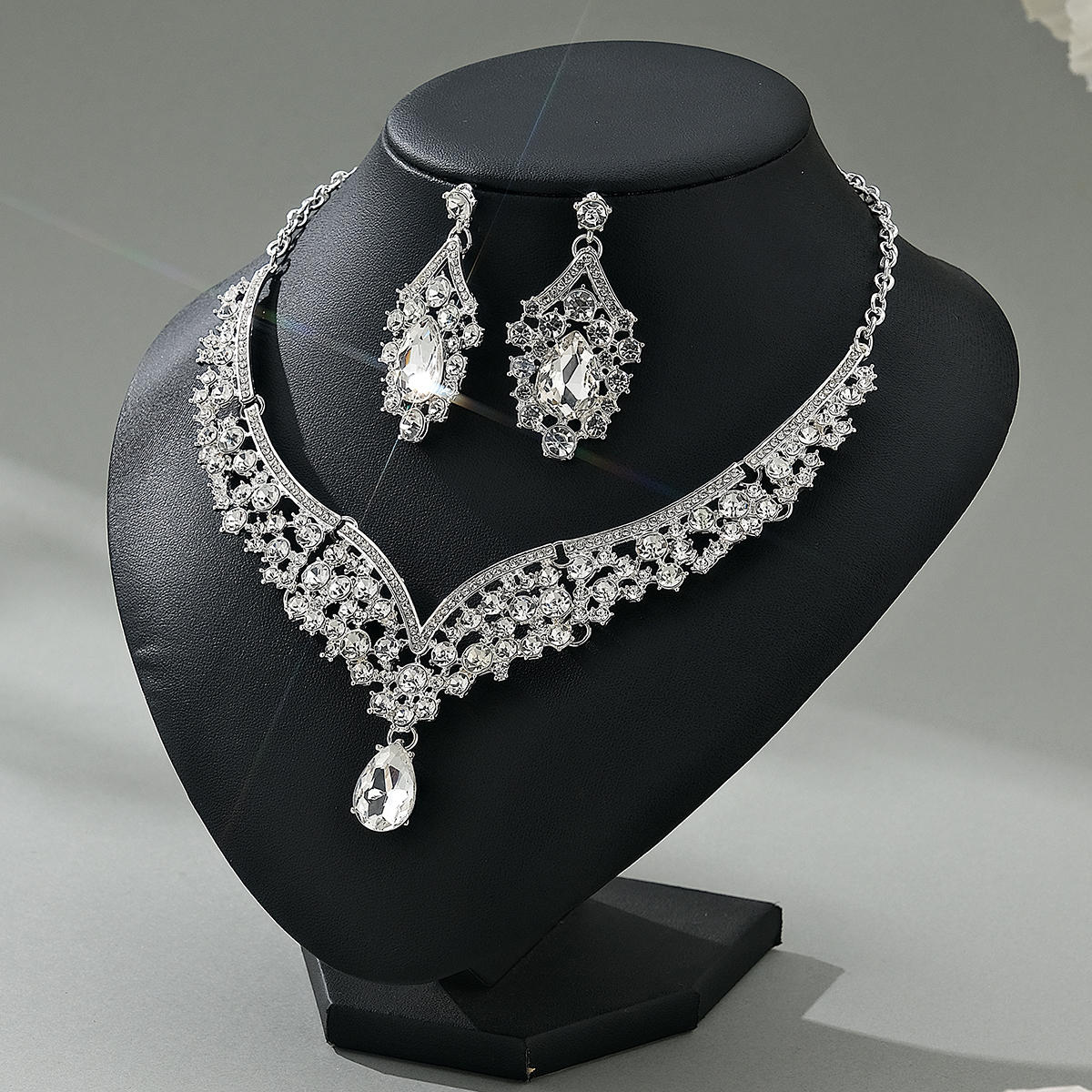 Señora Gotitas De Agua Aleación Enchapado Embutido Diamantes De Imitación Mujeres Aretes Collar display picture 2