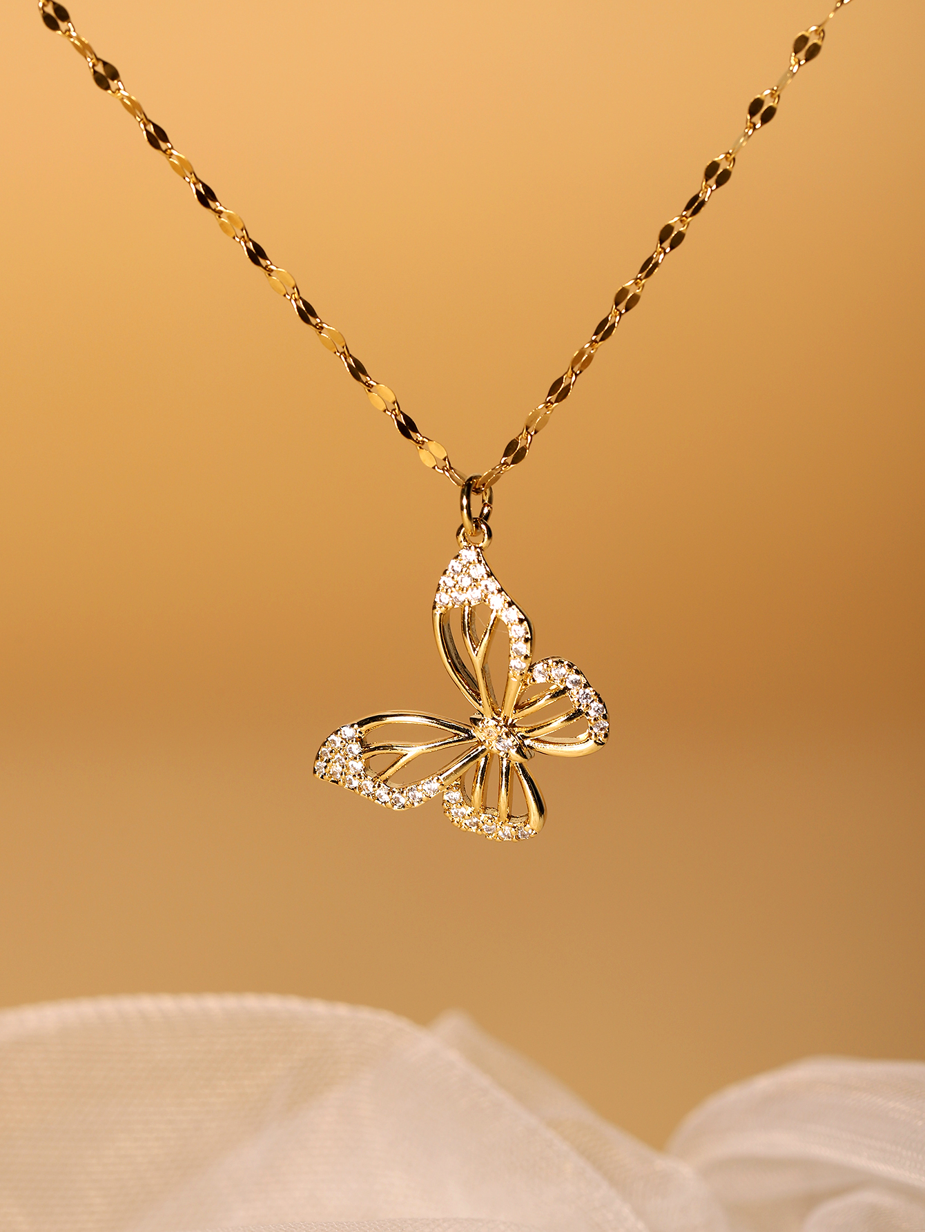 Elegante Mariposa Acero Inoxidable Enchapado Embutido Circón Chapado En Oro De 18 Quilates. Collar display picture 3