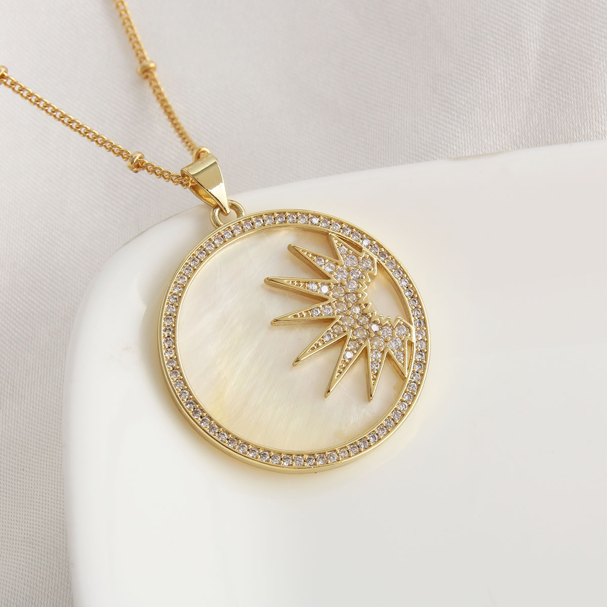 Simple Style Sun Star Moon Copper Plating Inlay Zircon 18k Gold Plated Pendant Necklace display picture 2