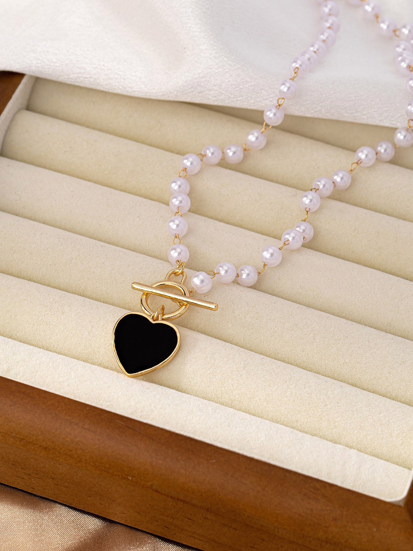 Ig Style Elegant Heart Shape Imitation Pearl Toggle Beaded Women's Pendant Necklace display picture 1