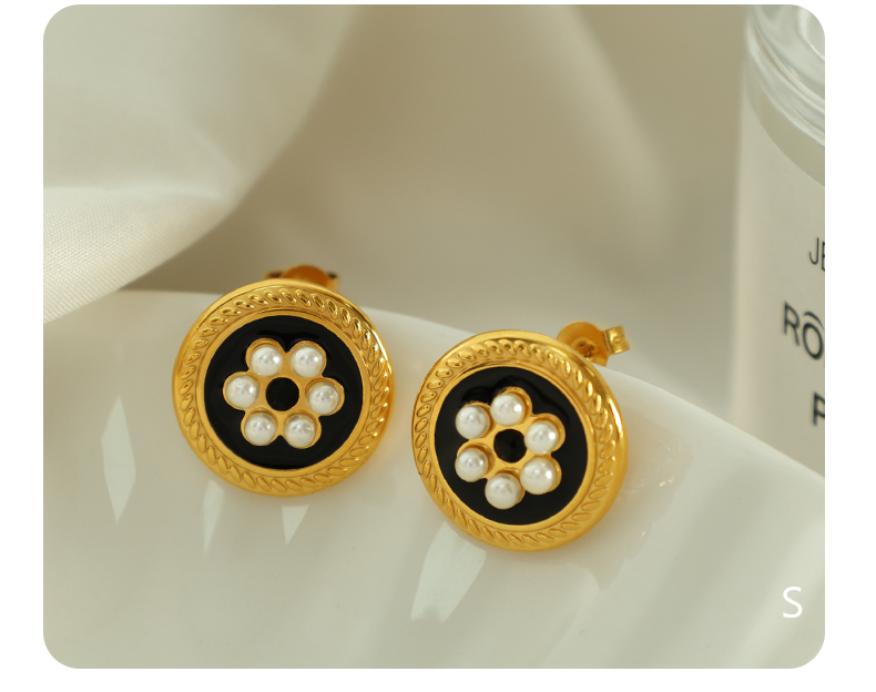1 Paar Elegant Vintage-stil Einfacher Stil Runden Überzug Inlay Titan Stahl Künstliche Perlen 18 Karat Vergoldet Ohrstecker display picture 1