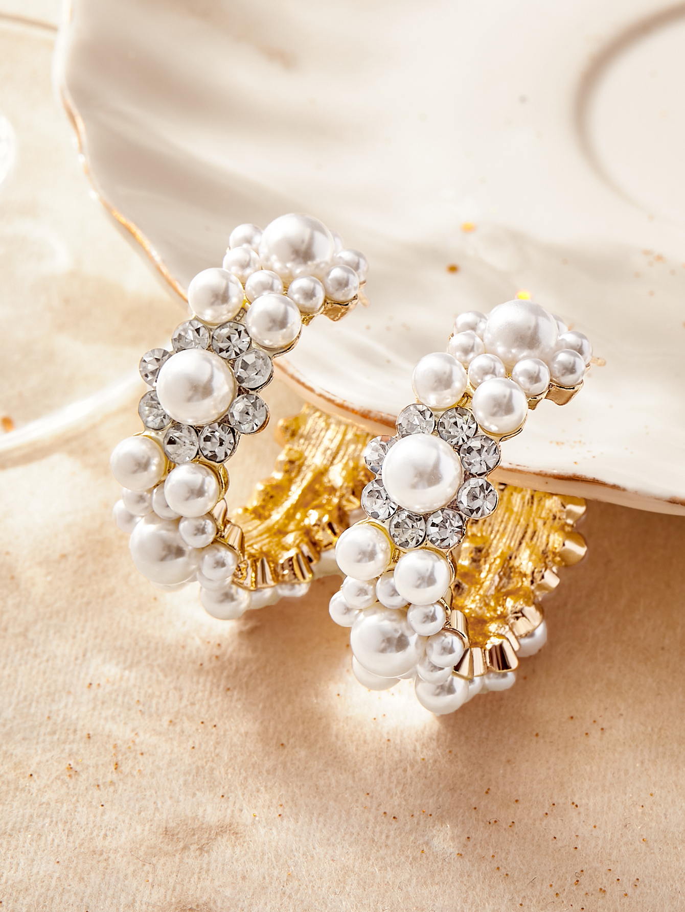 1 Paar Elegant Einfacher Stil C-form Inlay Legierung Künstliche Perlen Ohrringe display picture 1