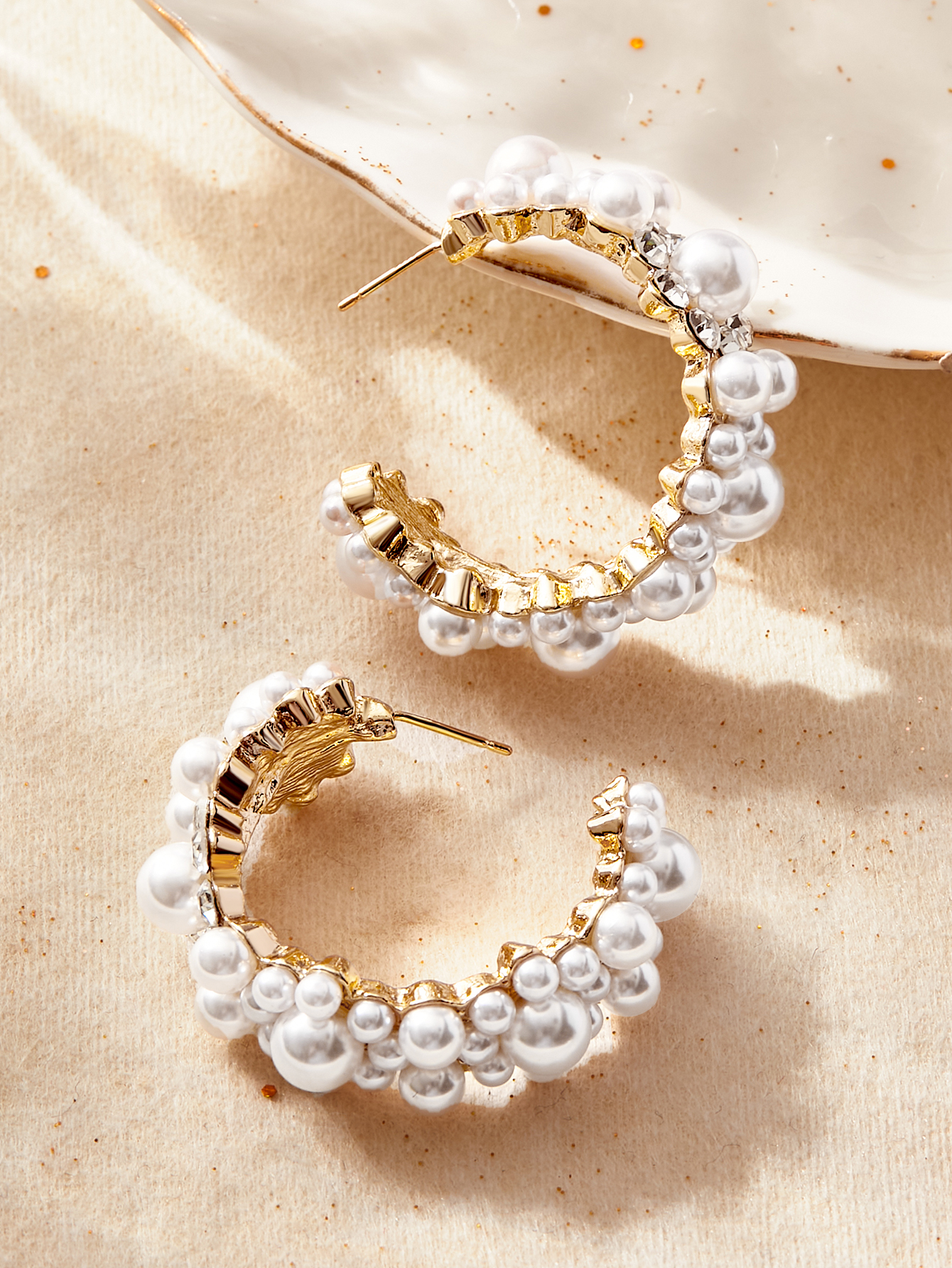 1 Paar Elegant Einfacher Stil C-form Inlay Legierung Künstliche Perlen Ohrringe display picture 2