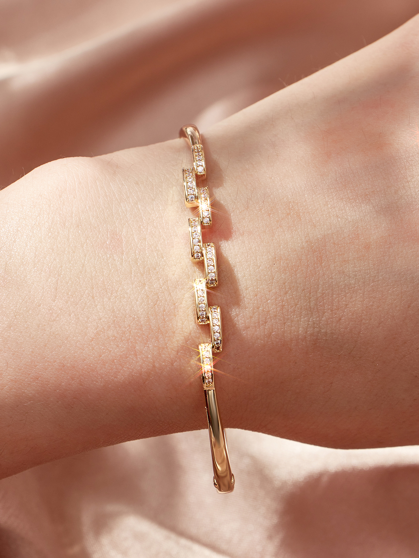 Simple Style Round Copper Inlay Zircon Bangle display picture 5