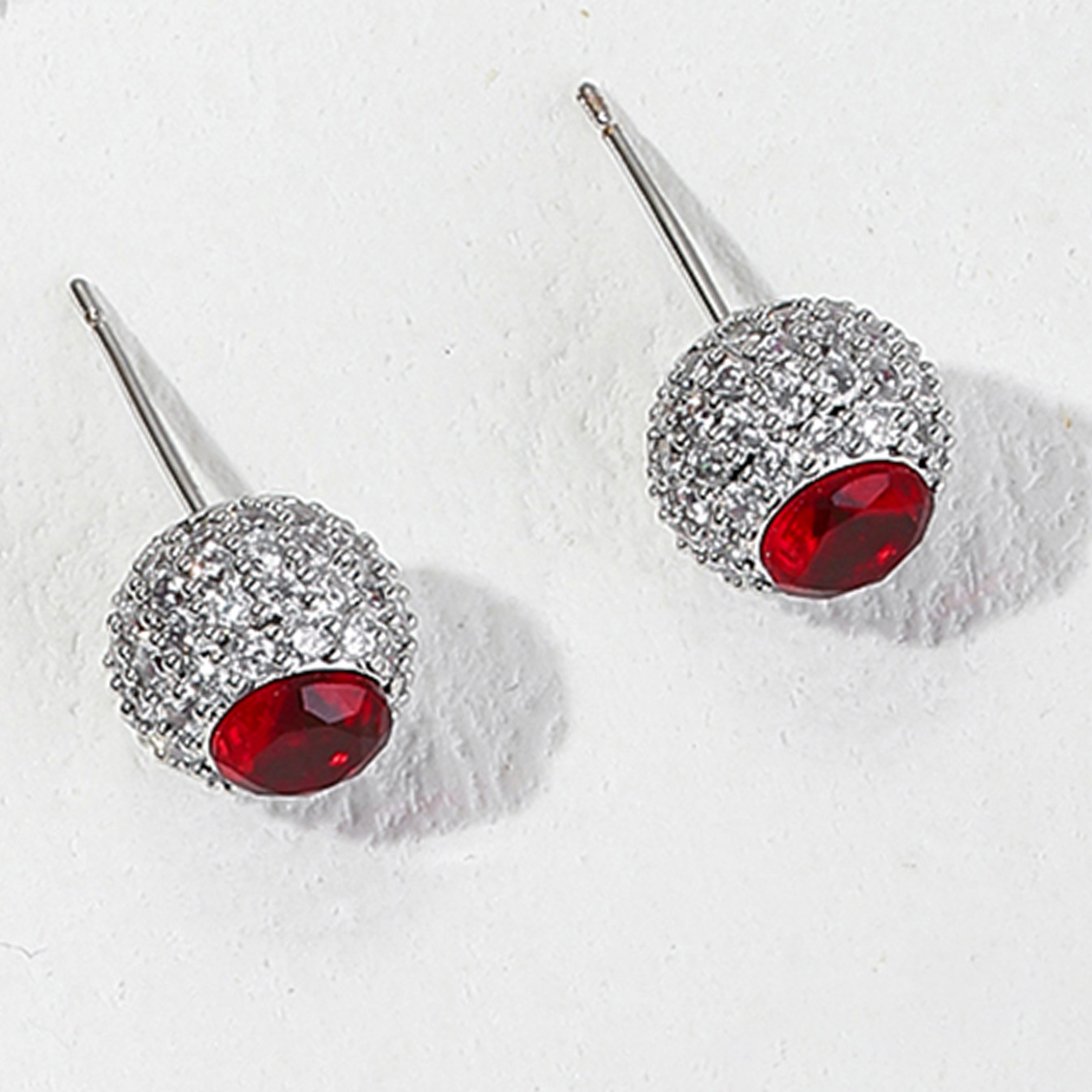 1 Pair Elegant Luxurious Round Inlay Copper Zircon Ear Studs display picture 2