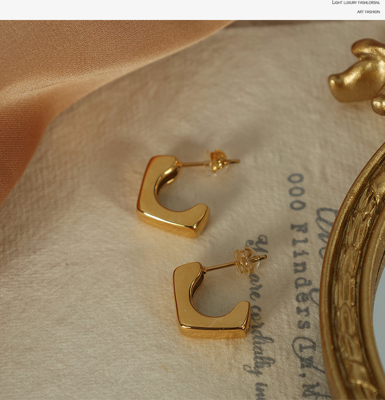 1 Paar Klassisch Klassischer Stil Quadrat Überzug Titan Stahl 18 Karat Vergoldet Ohrringe display picture 4