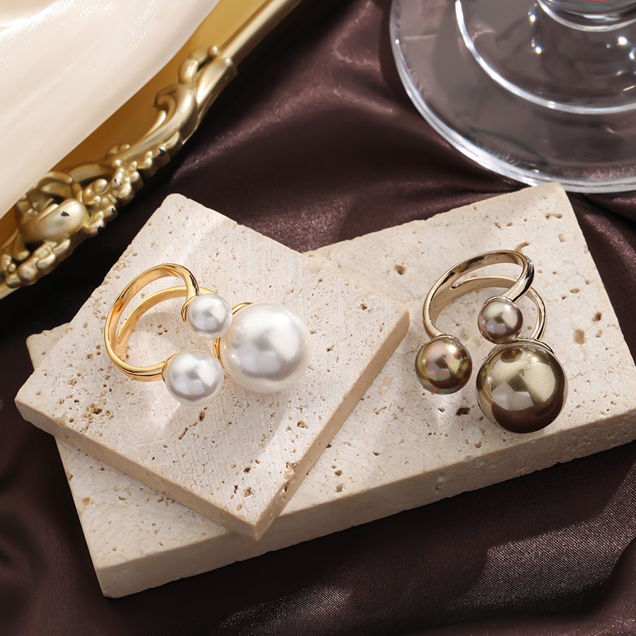 Elegant Luxuriös Einfarbig Legierung Inlay Künstliche Perlen Frau Ringe display picture 3