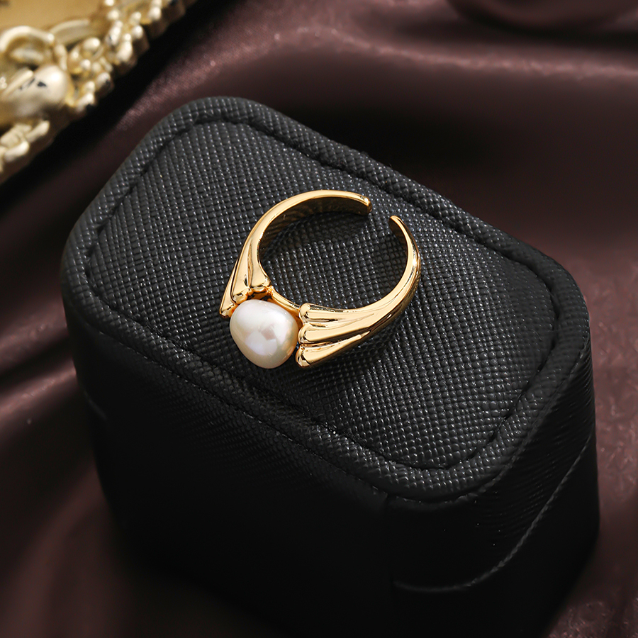 Casual Elegant Solid Color Copper Plating Inlay Freshwater Pearl 18k Gold Plated Silver Plated Rings display picture 4