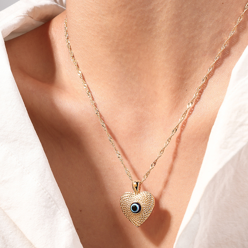 Retro Simple Style Devil's Eye Heart Shape Alloy Women's Pendant Necklace display picture 1