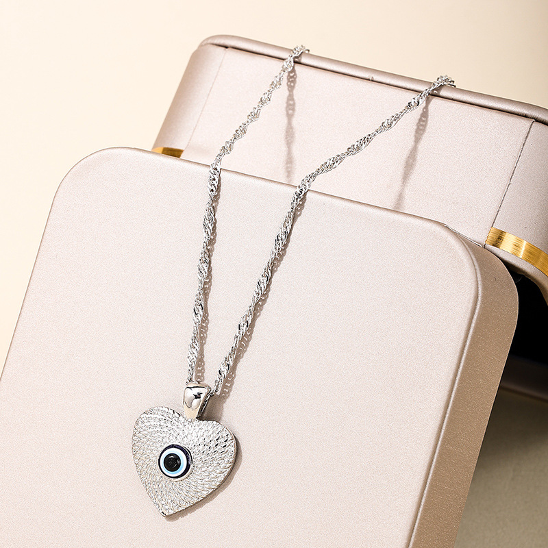 Retro Simple Style Devil's Eye Heart Shape Alloy Women's Pendant Necklace display picture 4