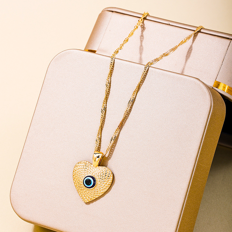 Retro Simple Style Devil's Eye Heart Shape Alloy Women's Pendant Necklace display picture 3