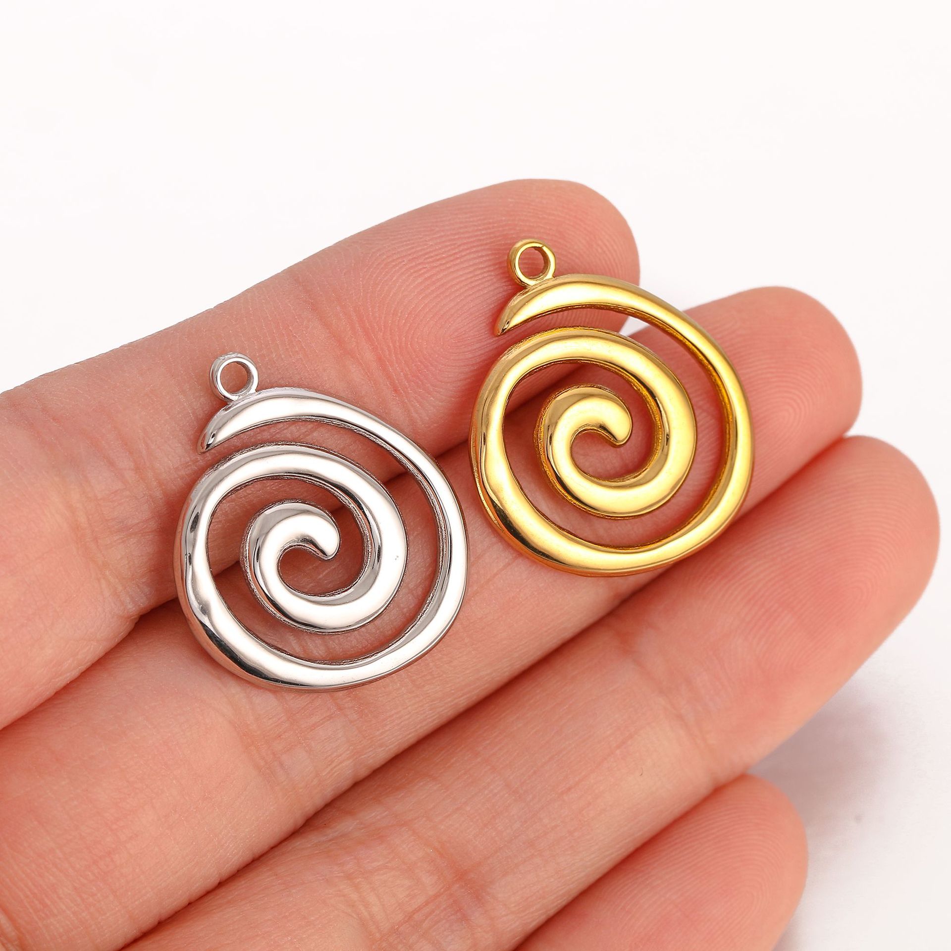 1 Piece 304 Stainless Steel 18K Gold Plated Swirl Pattern Pendant display picture 1