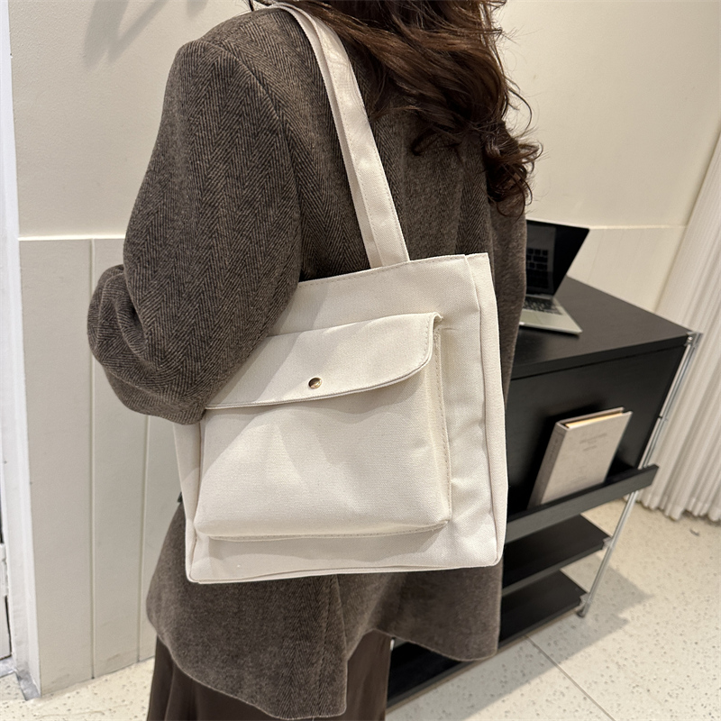 Women's Canvas Solid Color Basic Square Magnetic Buckle Underarm Bag display picture 2