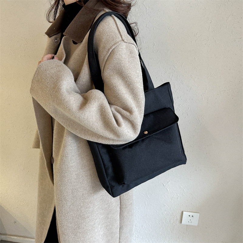 Women's Canvas Solid Color Basic Square Magnetic Buckle Underarm Bag display picture 3