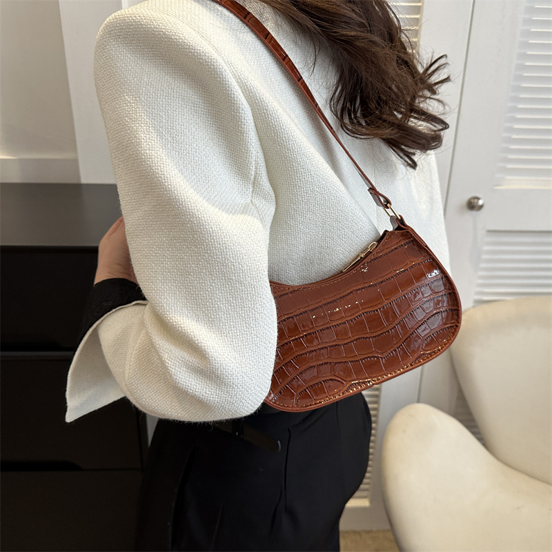 Women's Pu Leather Solid Color Vintage Style Dumpling Shape Zipper Shoulder Bag display picture 11