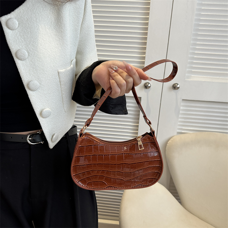 Women's Pu Leather Solid Color Vintage Style Dumpling Shape Zipper Shoulder Bag display picture 6