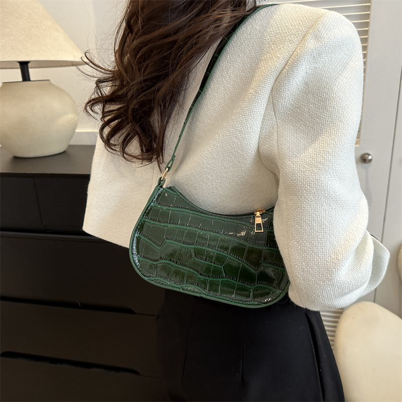 Women's Pu Leather Solid Color Vintage Style Dumpling Shape Zipper Shoulder Bag display picture 12